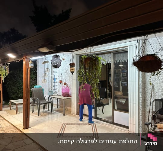 מרפסת עם עציצים תלויים, כיסאות ושולחן